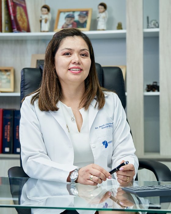 La Dra. Amanda Liliana Naranjo Gómez en su consultorio.