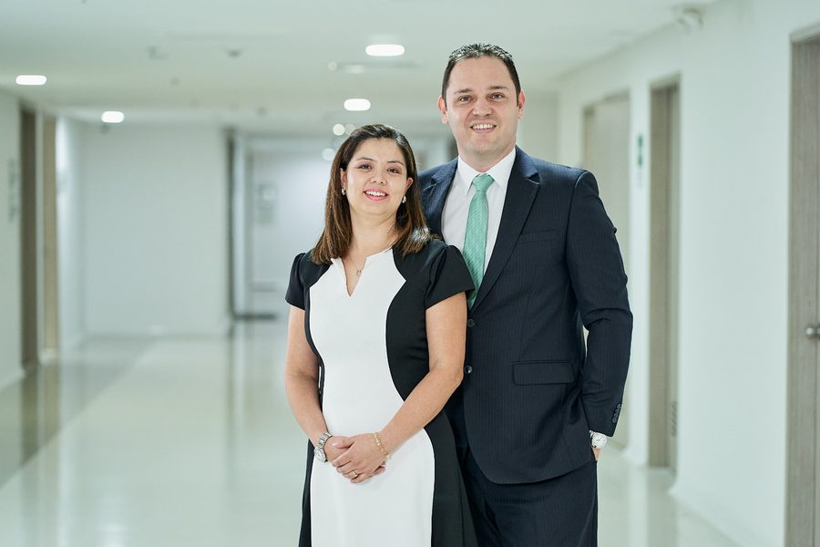 La Dra. Amanda Naranjo y el Dr. Fabio Díaz en un pasillo del Centro Internacional de Especialistas.